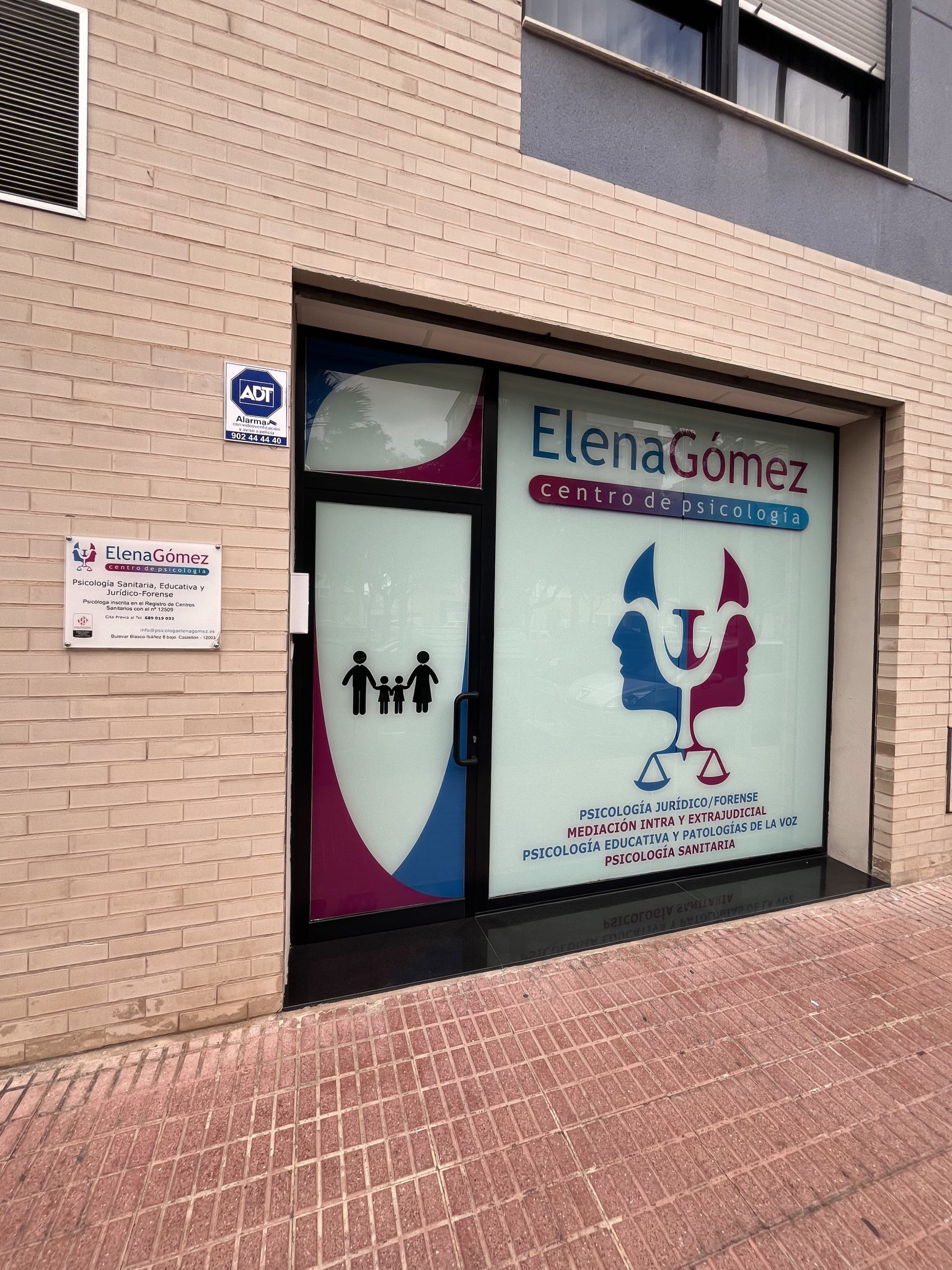 Entrada del centro de psicología Elena Gómez