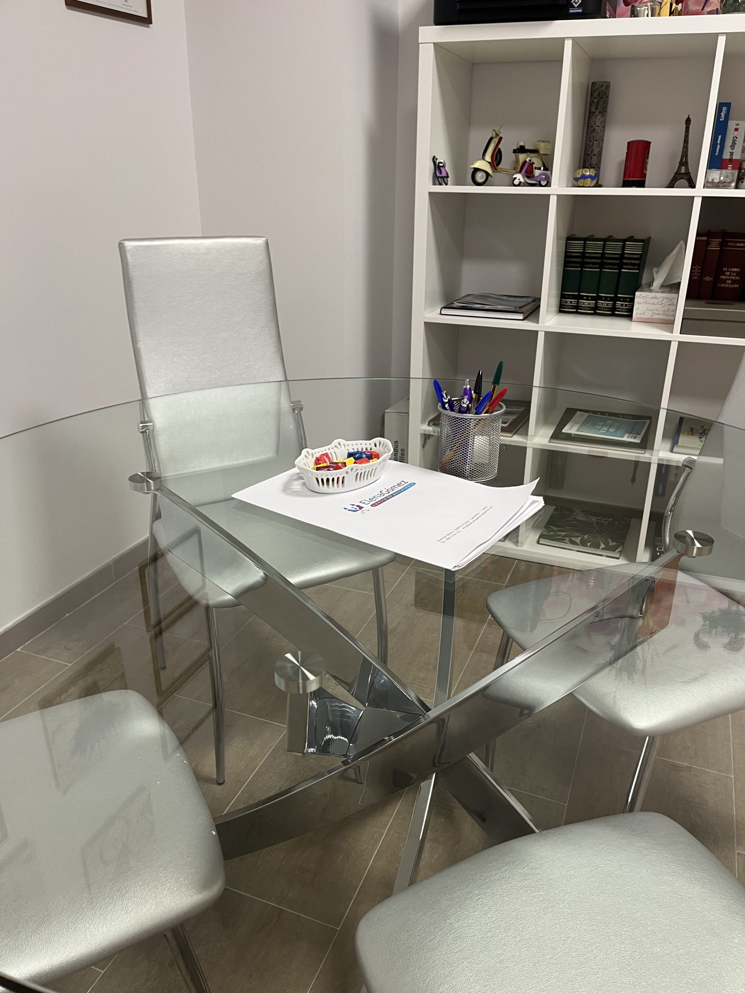 Mesa de cristal con sillas y utensilios de oficina