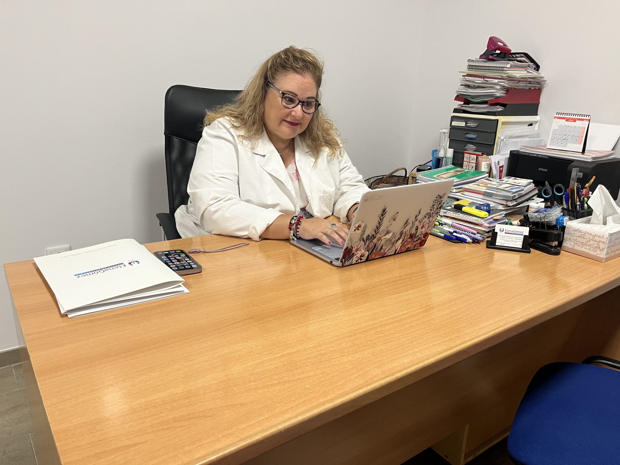 Profesional trabajando en un escritorio ordenado.