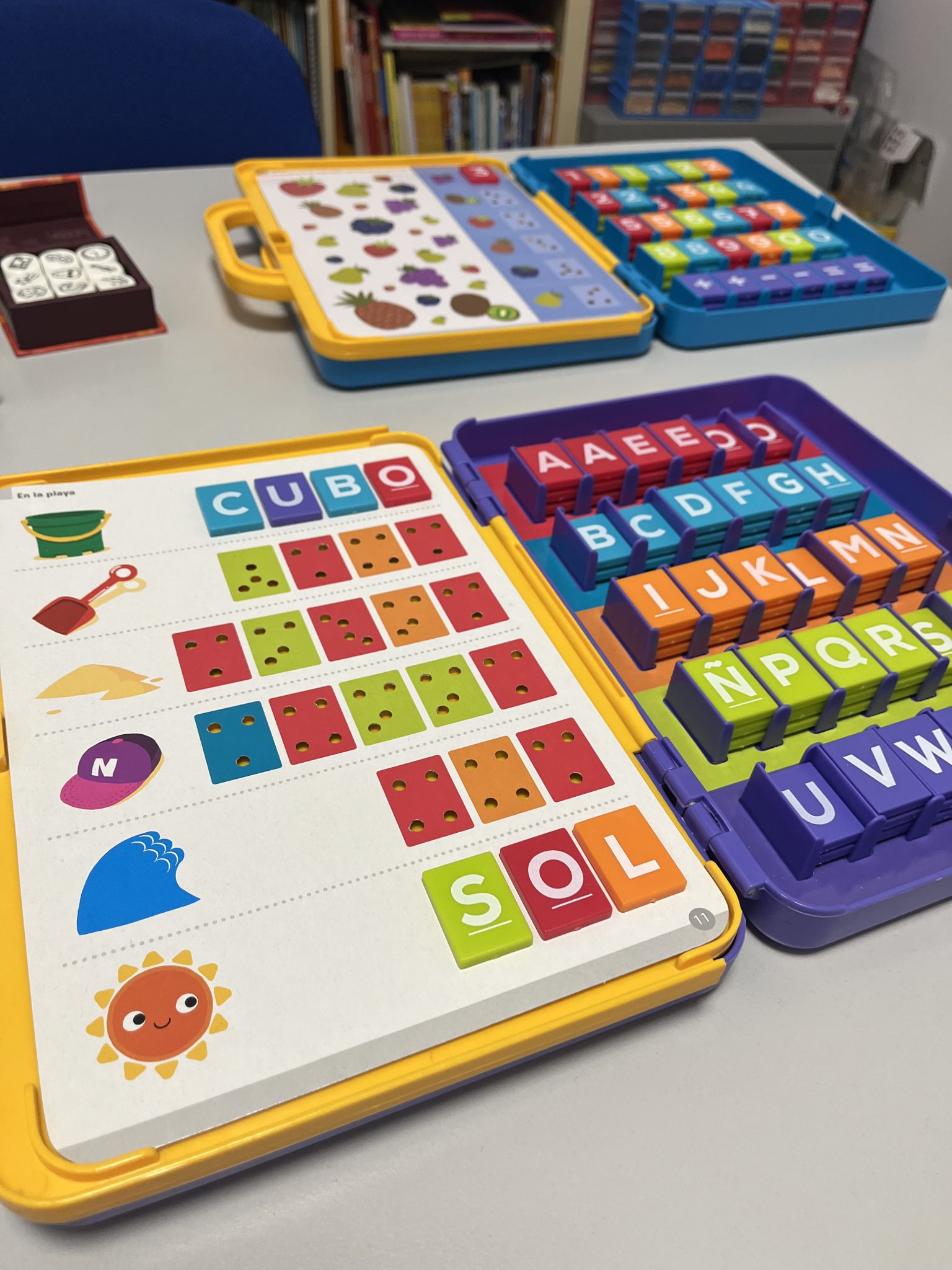 Material educativo de letras y figuras coloridas.