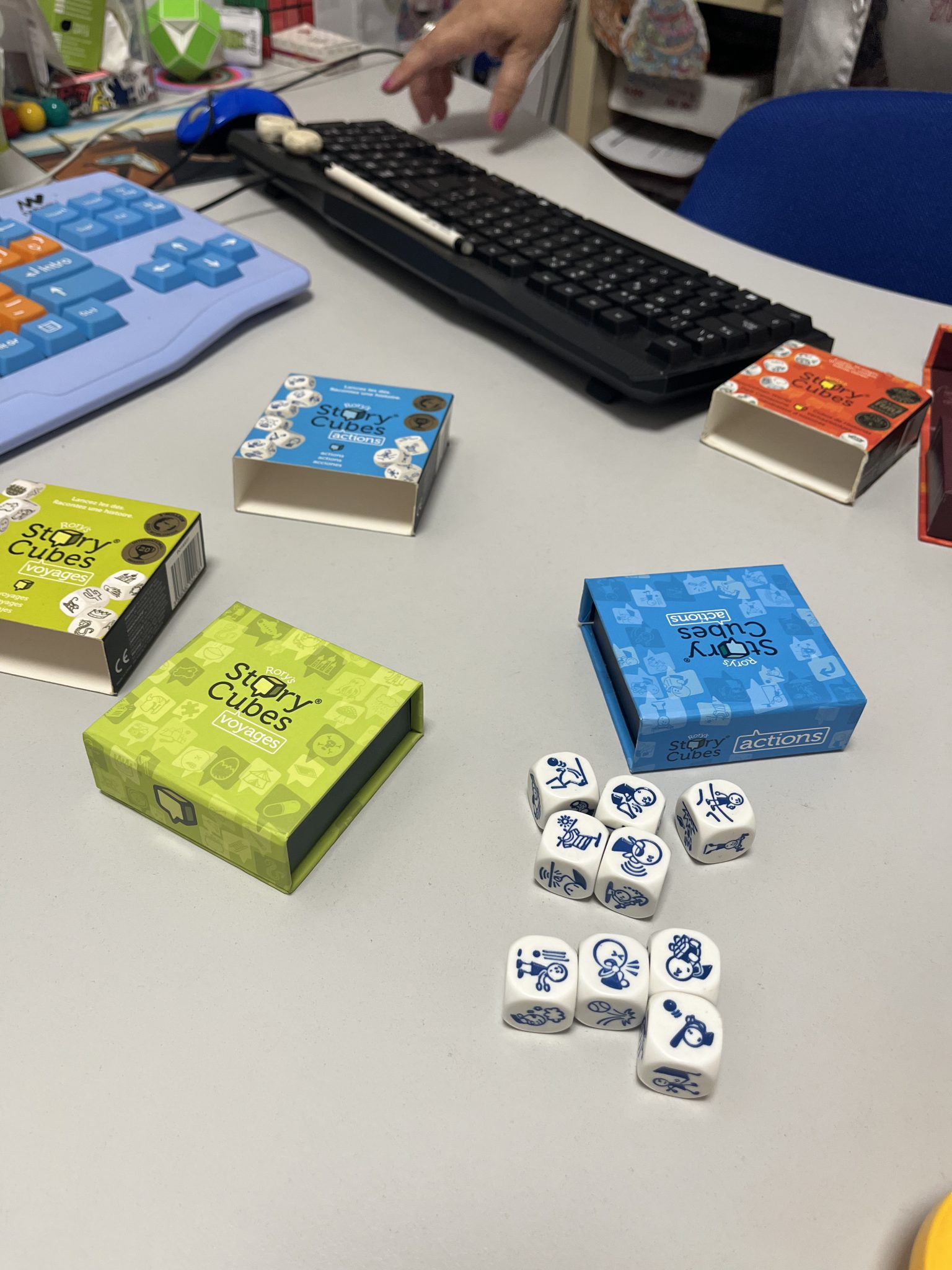 Mesa con cubos de historias y teclado