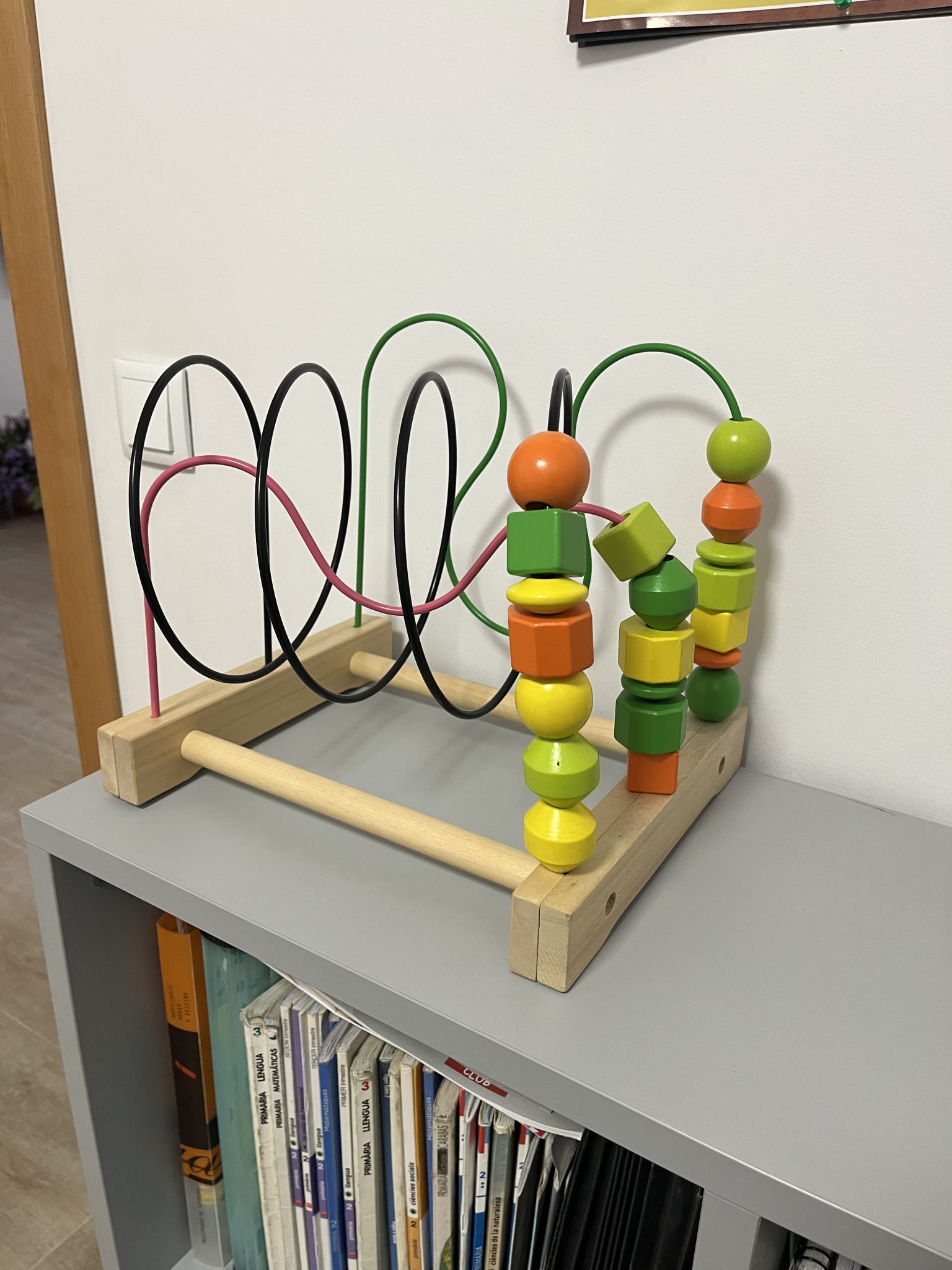 Juego educativo de cuentas de colores en madera