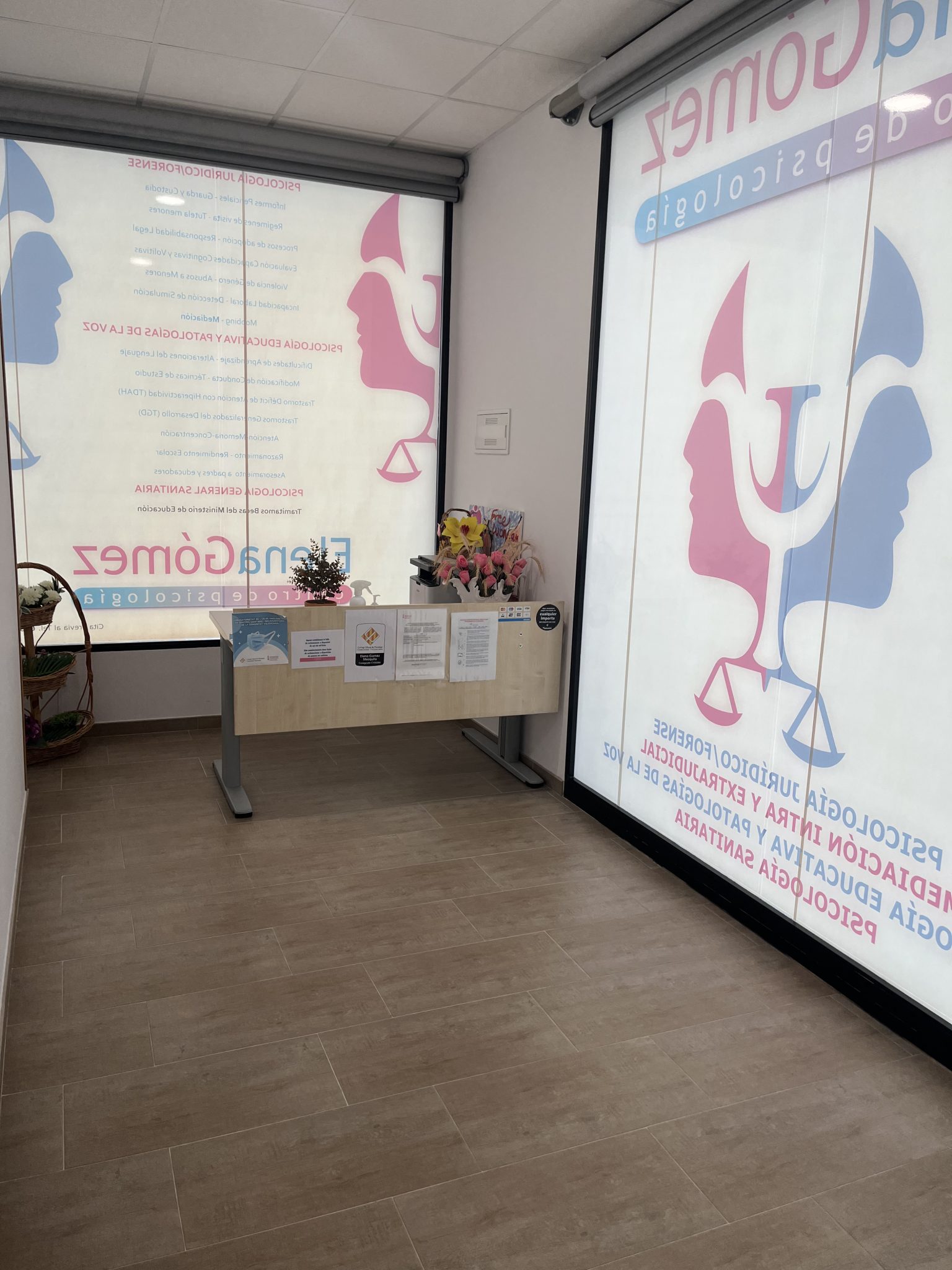 Consultorio de psicología con decoración moderna.