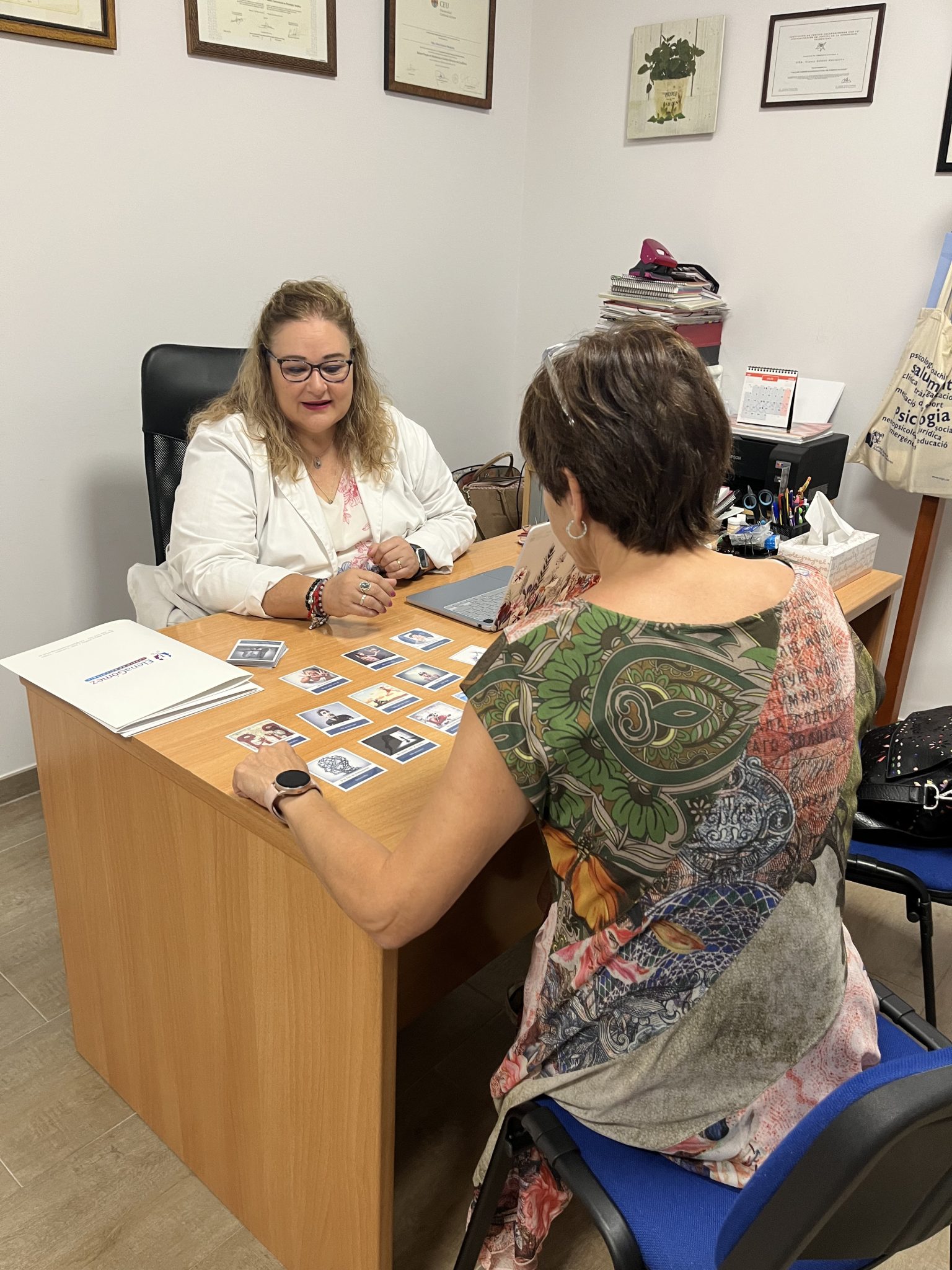 Dos mujeres conversando en una oficina.